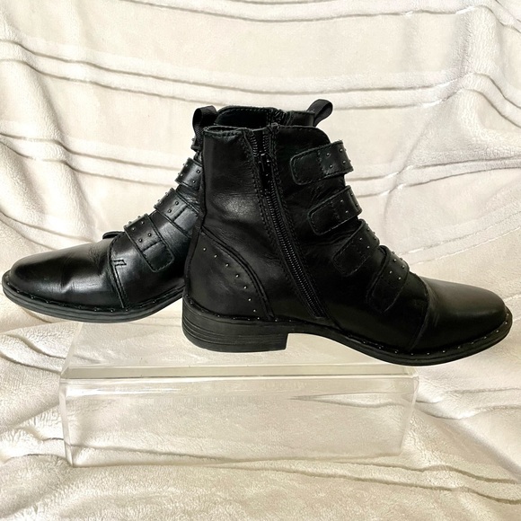 STEVE MADDEN BLACK BUCKLE MOTORCYCLE ANKLE BOOTS - Picture 4 of 6